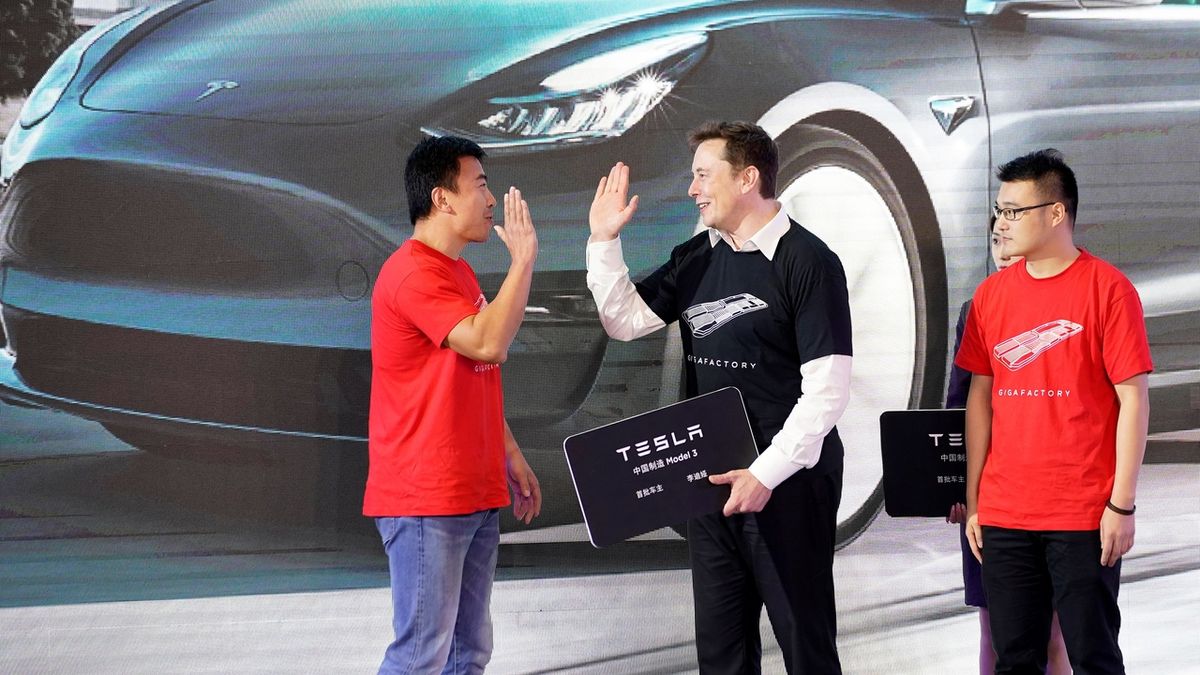 Tesla cílí na Čínu. Po otevření továrny ukázala auto inspirované tamním vkusem